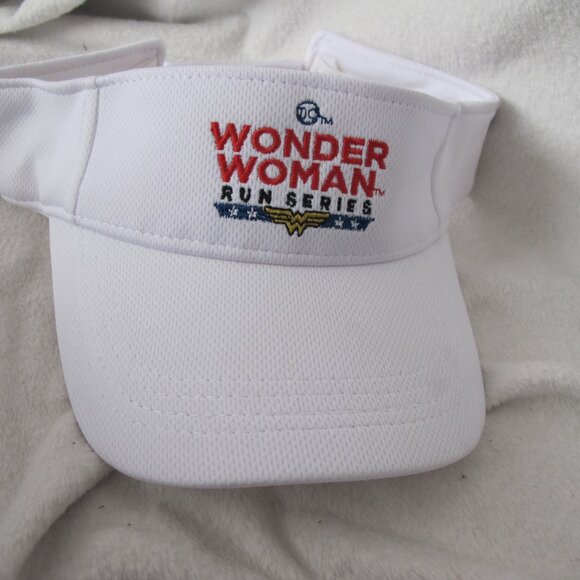 NEW - Wonder Woman Run Series Visor - Picture 4 of 9